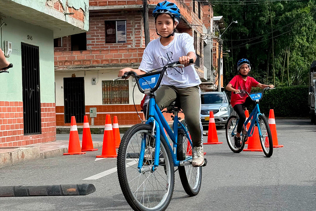 niños en circuito con bicicletas de encicla