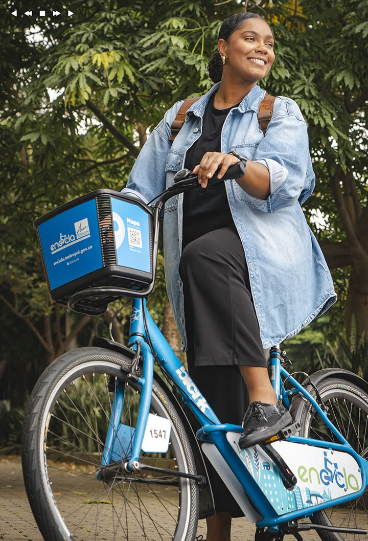 Mujer morena sonriente en bicleta de encicla