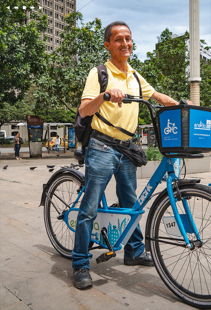 usuario sonriendo en su bicicleta de encicla