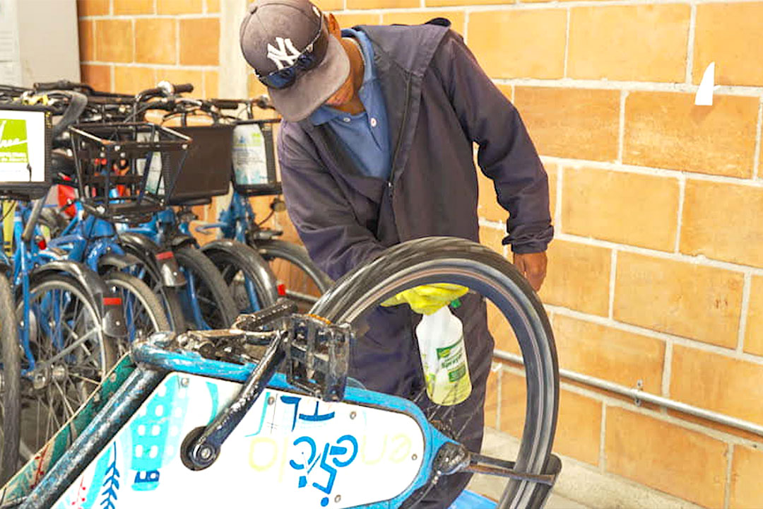 Funcionario de encicla lavando una bicicleta