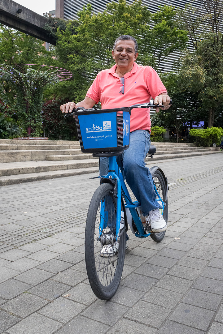 homnbre adulto en bicicleta encicla sonriendo