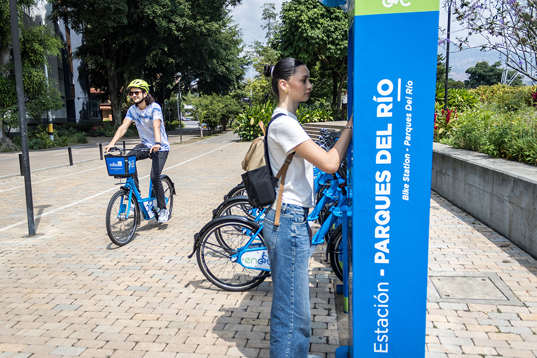 usuaria de encicla en estacion manipulando pantalla