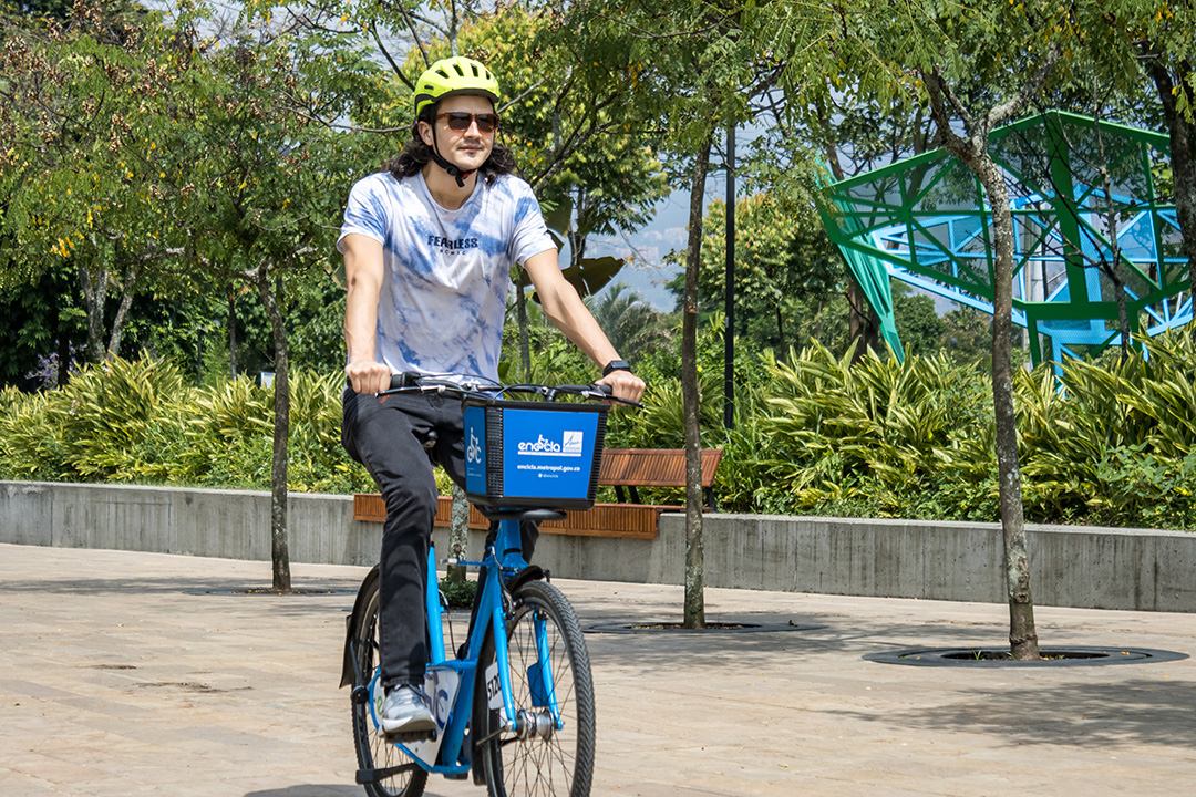 joven usando bicicleta de encicla