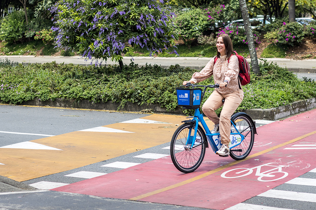 Mujer en bicicleta de encicla