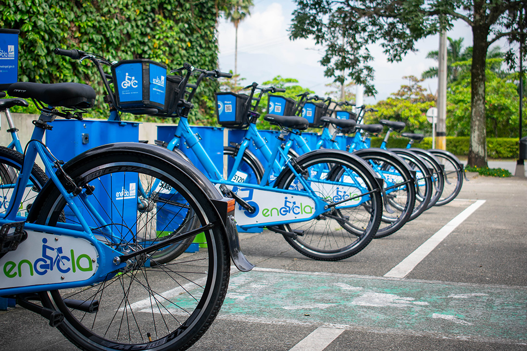 varias bicicletas ancladas en estacion