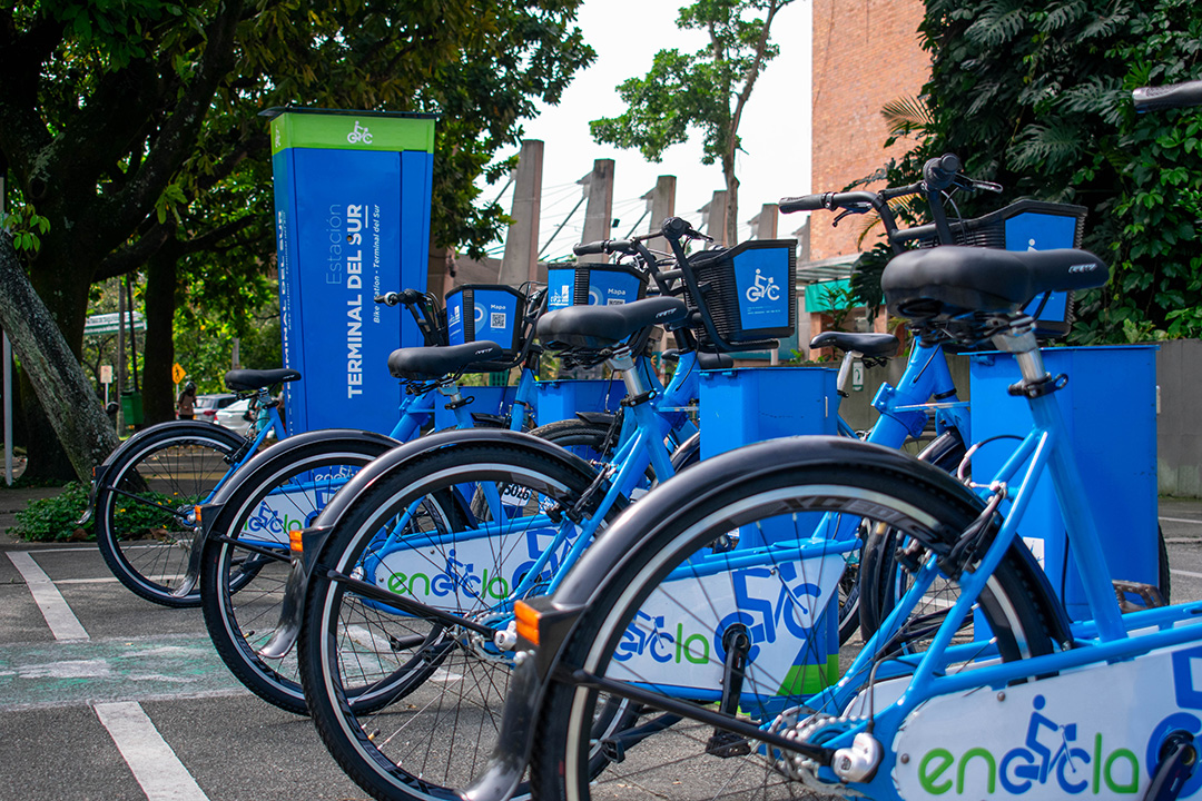 estacion de encicla con varias bicicletas disponibles