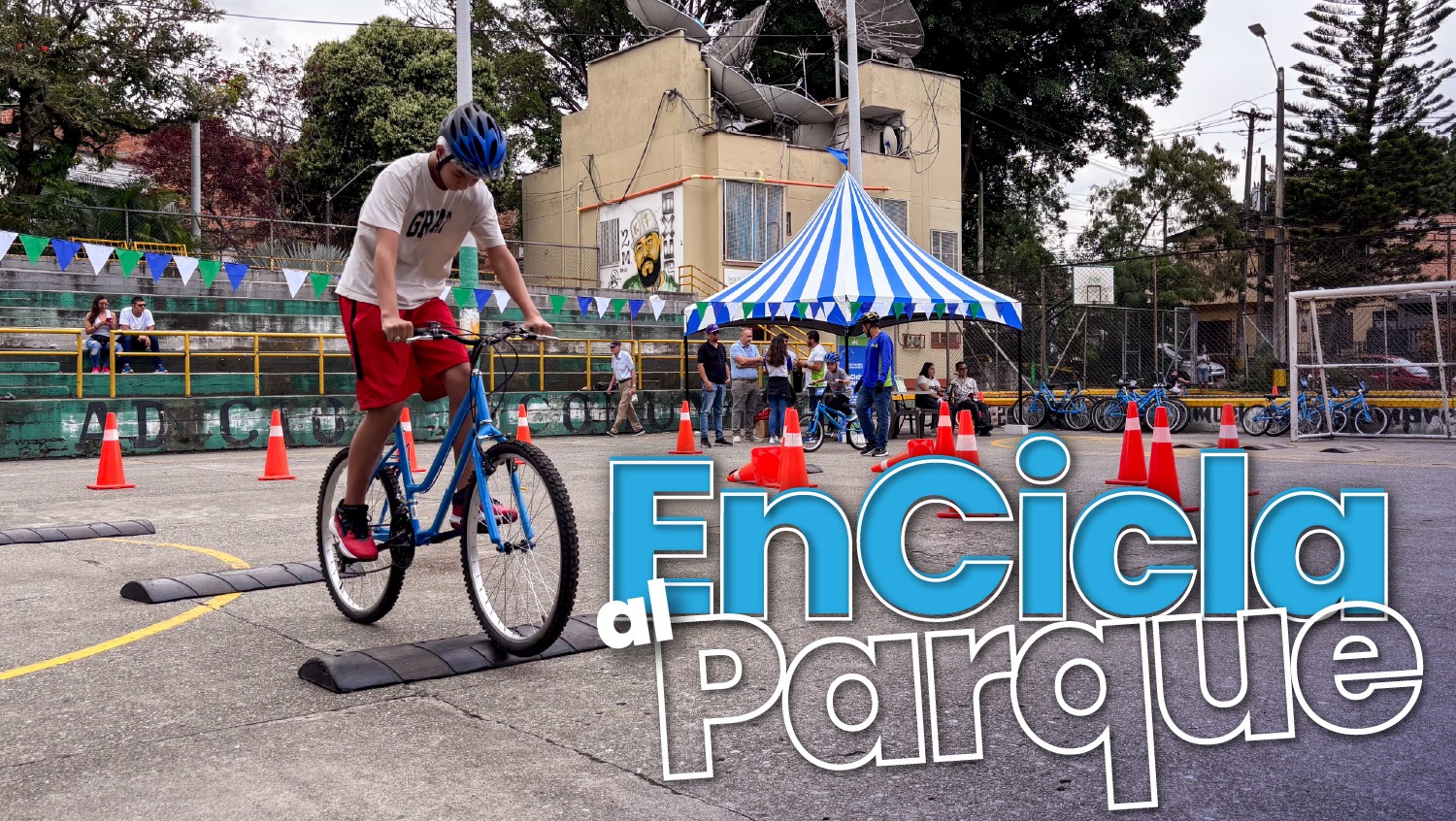 joven en bicicleta en un parque