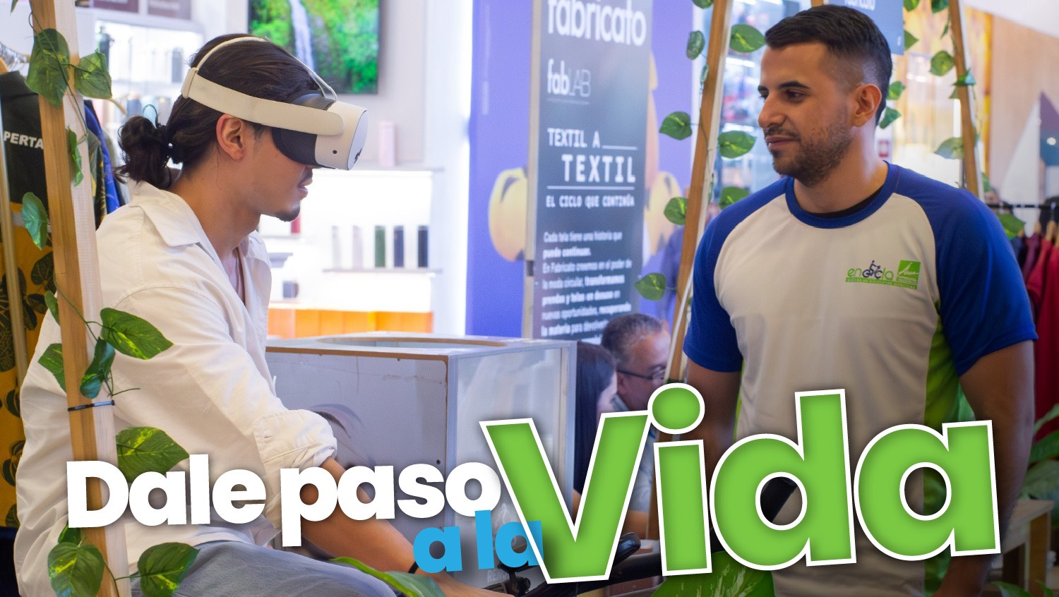 Joven con gafas de realidad aumentada en un stand de encicla