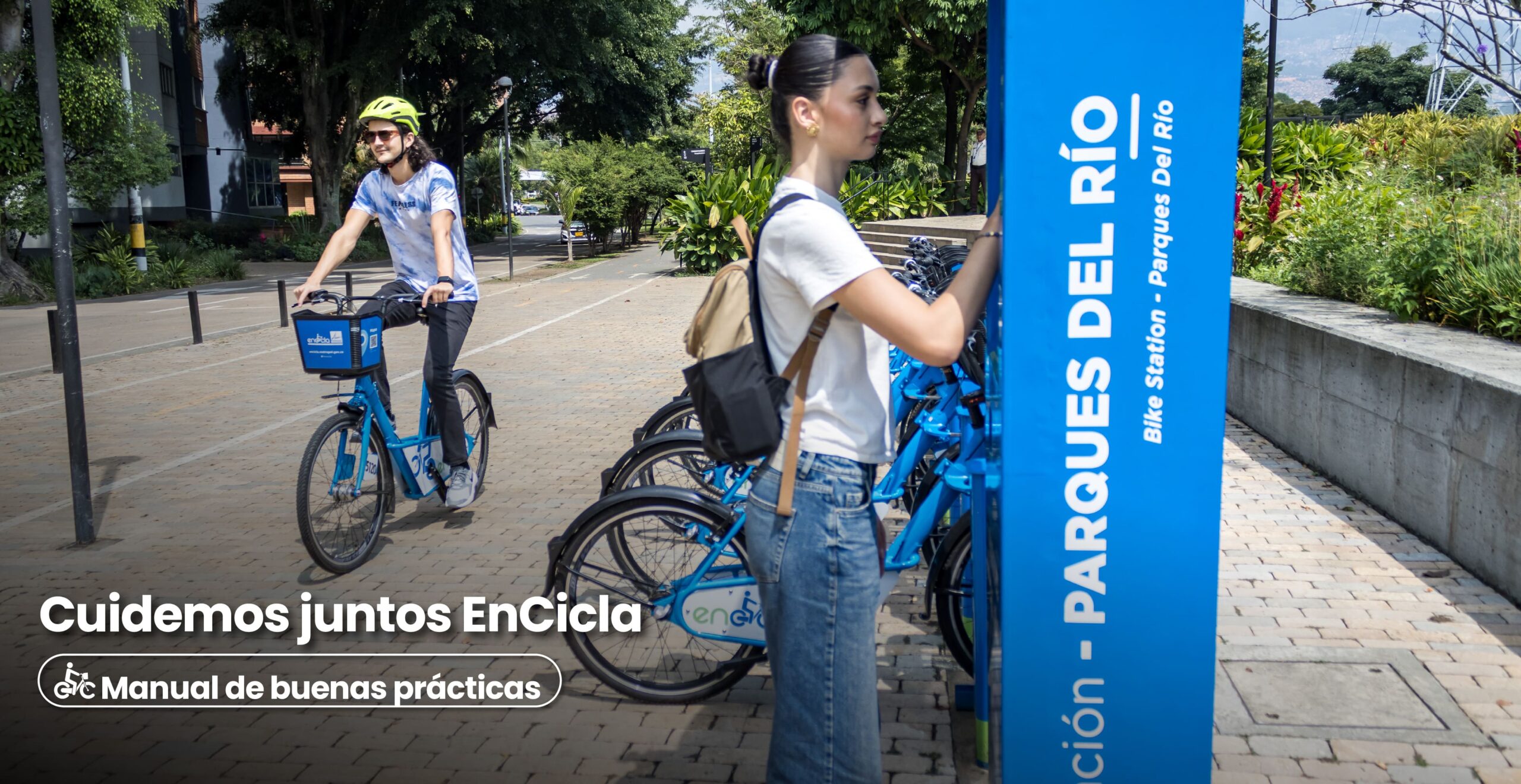 Mujer usando totem de EnCicla, joven pasa por detras en bicicleta de EnCicla