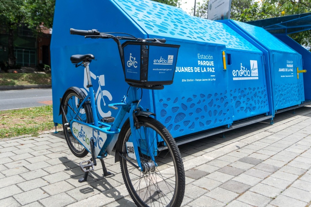 Bicicleta de EnCicla junto a la Estación nueva en el Parque Juanes de la Paz